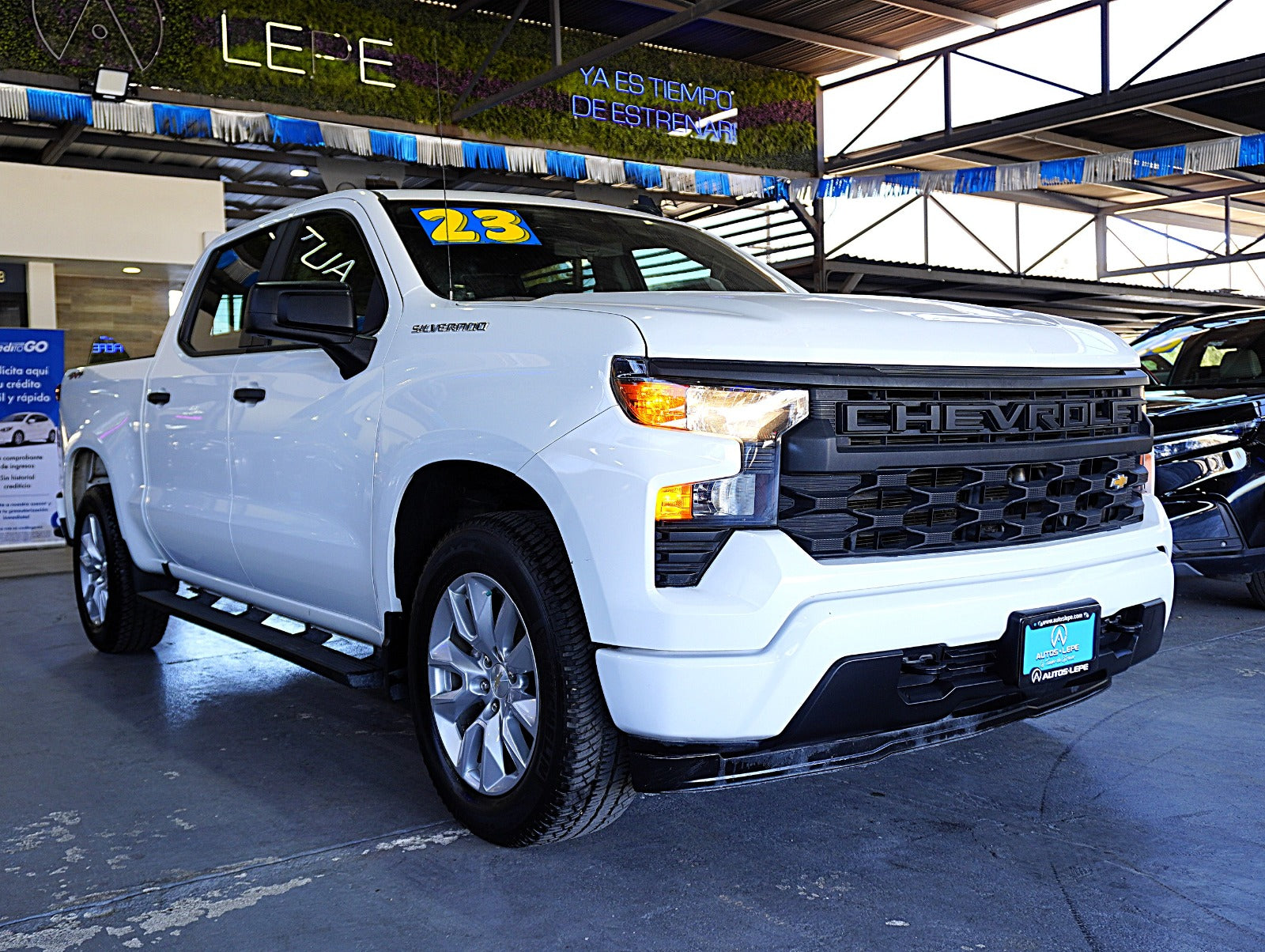 Chevrolet Silverado Custom 2023